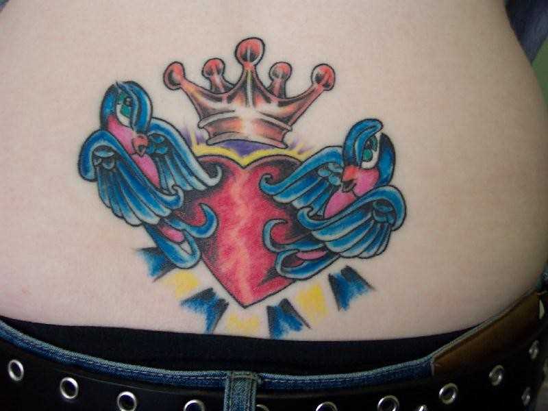 Tatuagem de coroa sobre o coração e os dois pássaros no cóccix, as meninas