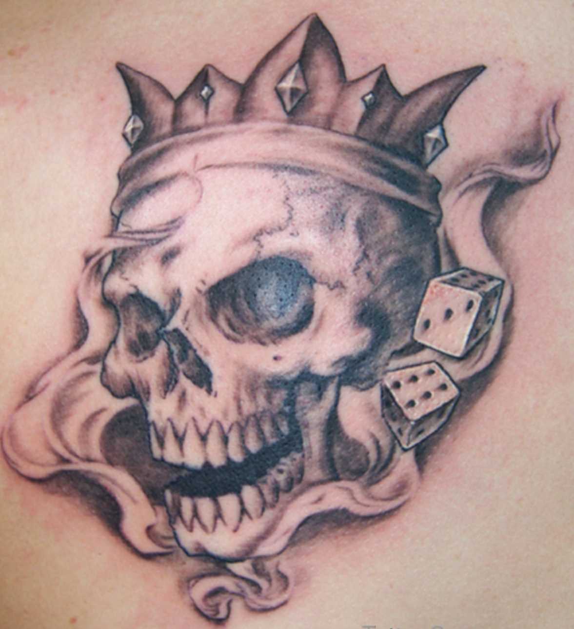 Tatuagem de coroa sobre o crânio com dados ossos no peito do homem