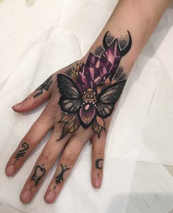 Tatuagem de cristais e uma borboleta no pincel menina