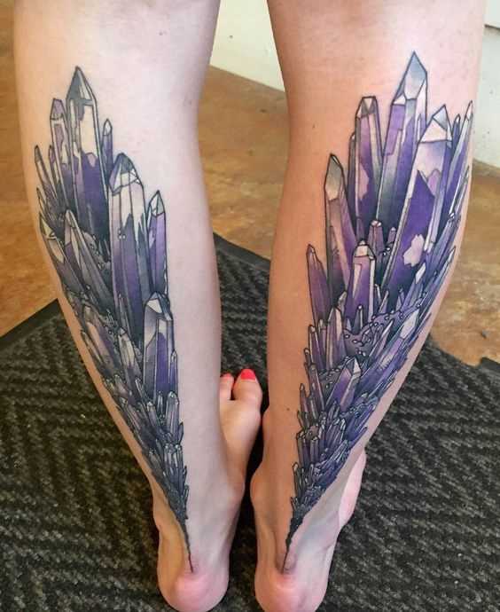 Tatuagem de cristais sobre a perna da mulher