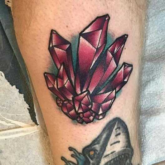 Tatuagem de cristais sobre a perna de homens