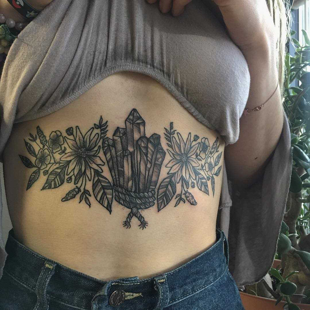 Tatuagem de cristais sobre as costelas menina