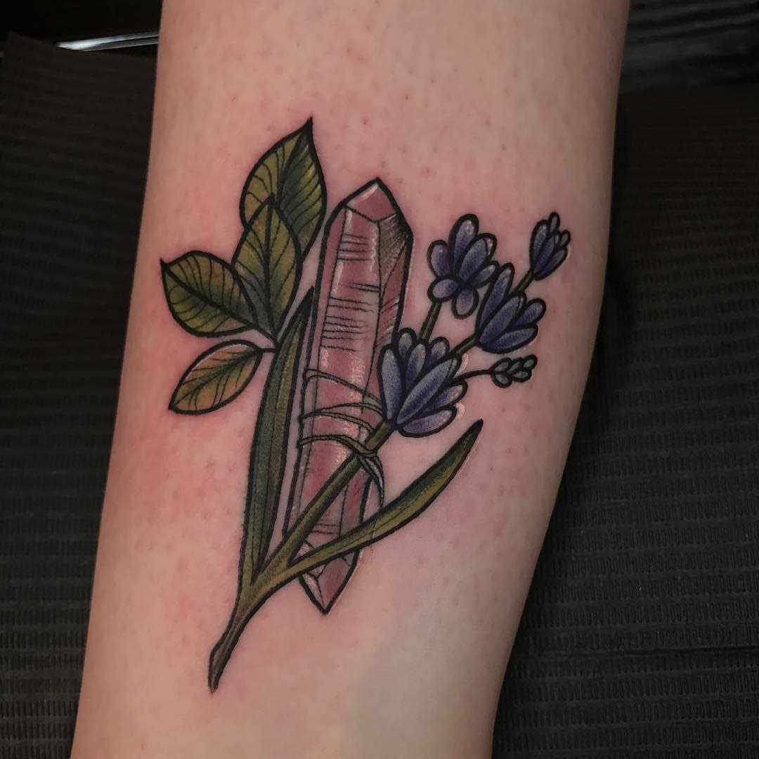 Tatuagem de cristal com flores sobre a perna da mulher