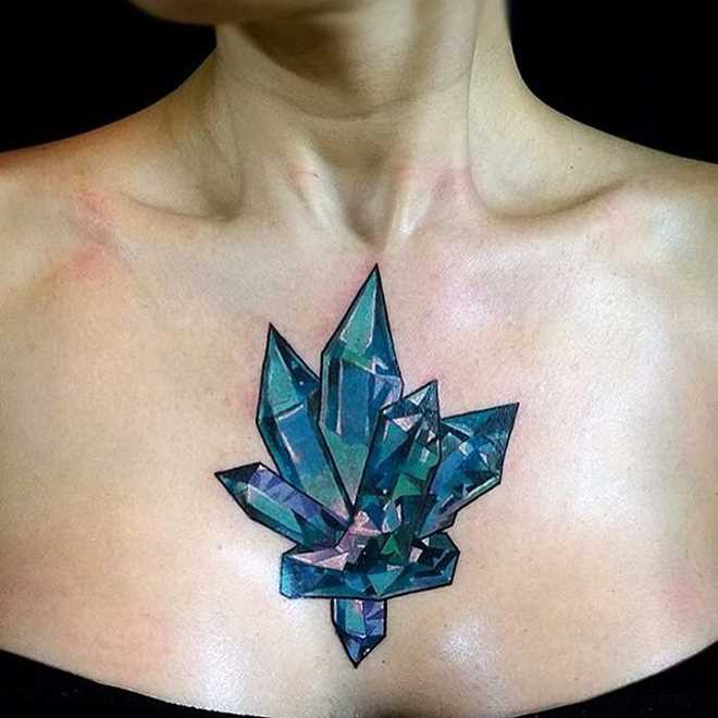 Tatuagem de cristal no peito da menina