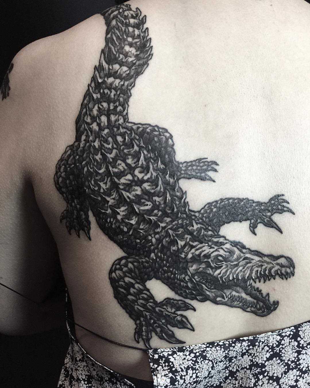 Tatuagem de crocodilo blade menina