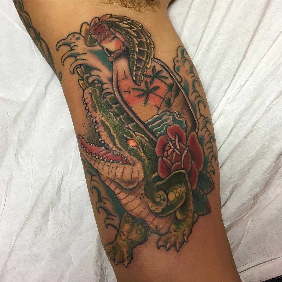 Tatuagem de crocodilo, com uma garrafa na mão do cara