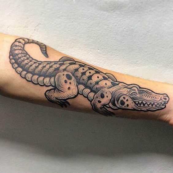 Tatuagem de crocodilo no antebraço cara