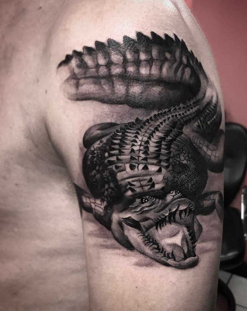 Tatuagem de crocodilo no ombro do cara