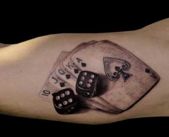 Tatuagem de cubos com as cartas na mão de um cara