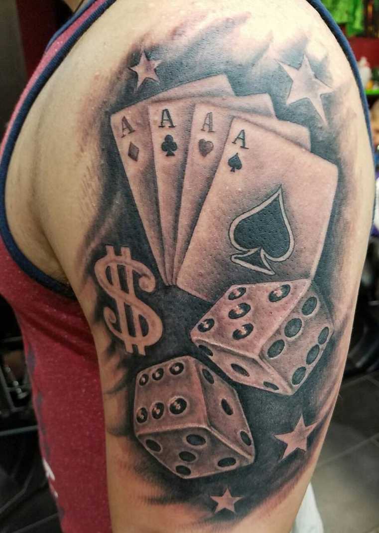 Tatuagem de cubos com cartões no ombro de homens