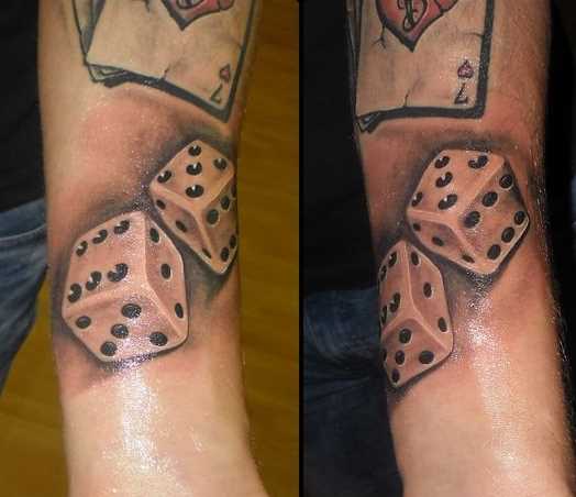 Tatuagem de cubos na mão de homens