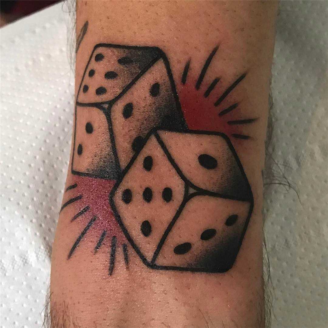 Tatuagem de cubos na mão de um cara