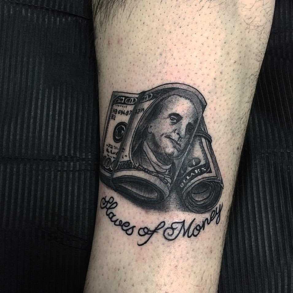 Tatuagem de dinheiro com a inscrição sobre a perna de um cara