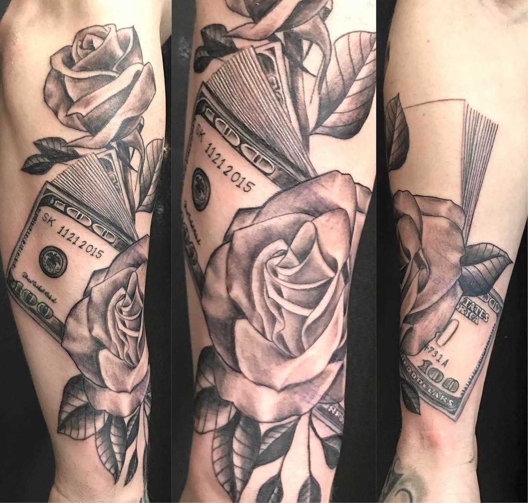 Tatuagem de dinheiro com as rosas no antebraço cara
