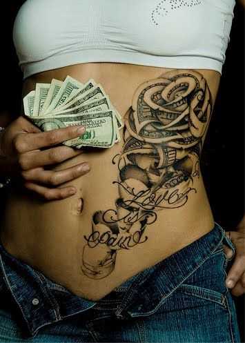 Tatuagem de dinheiro em forma de uma rosa na barriga da menina