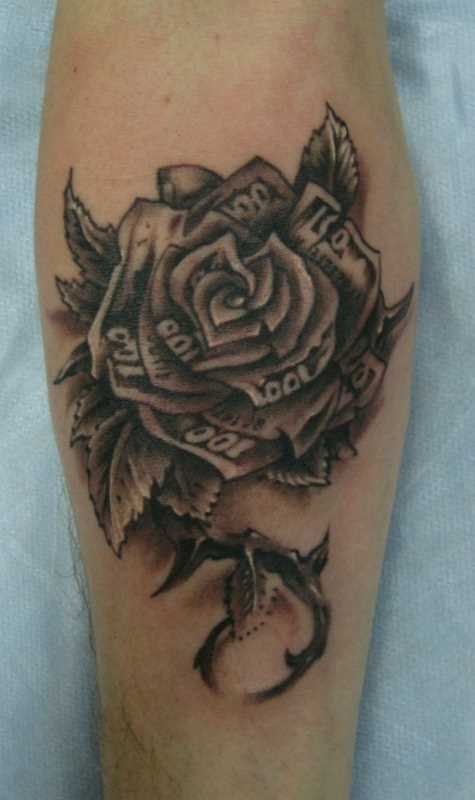 Tatuagem de dinheiro em forma de uma rosa no antebraço cara