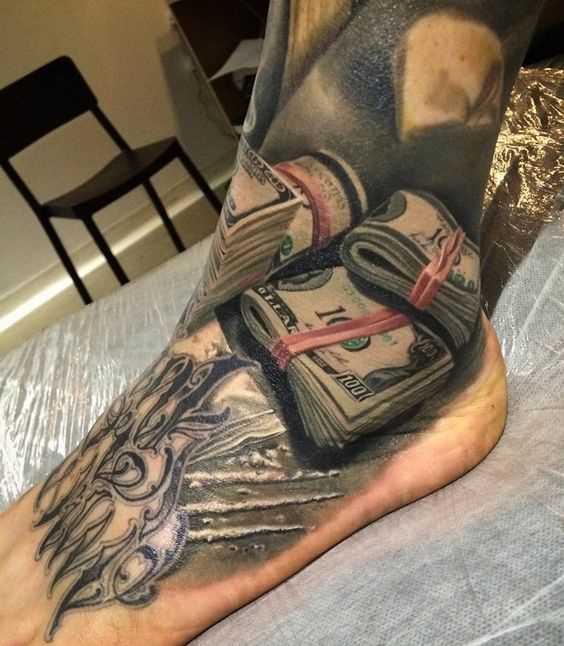 Tatuagem de dinheiro na planta do pé do cara