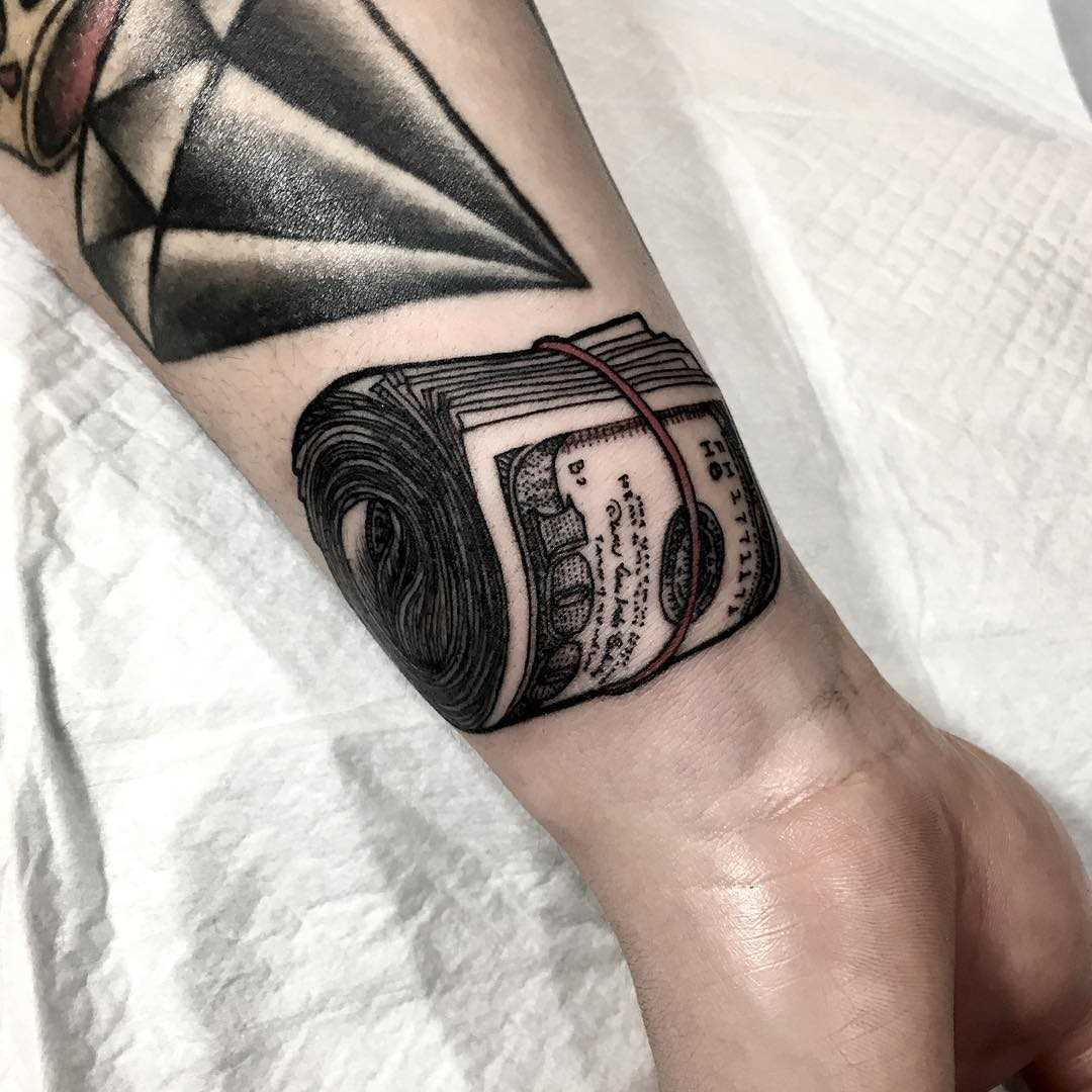 Tatuagem de dinheiro no pulso cara