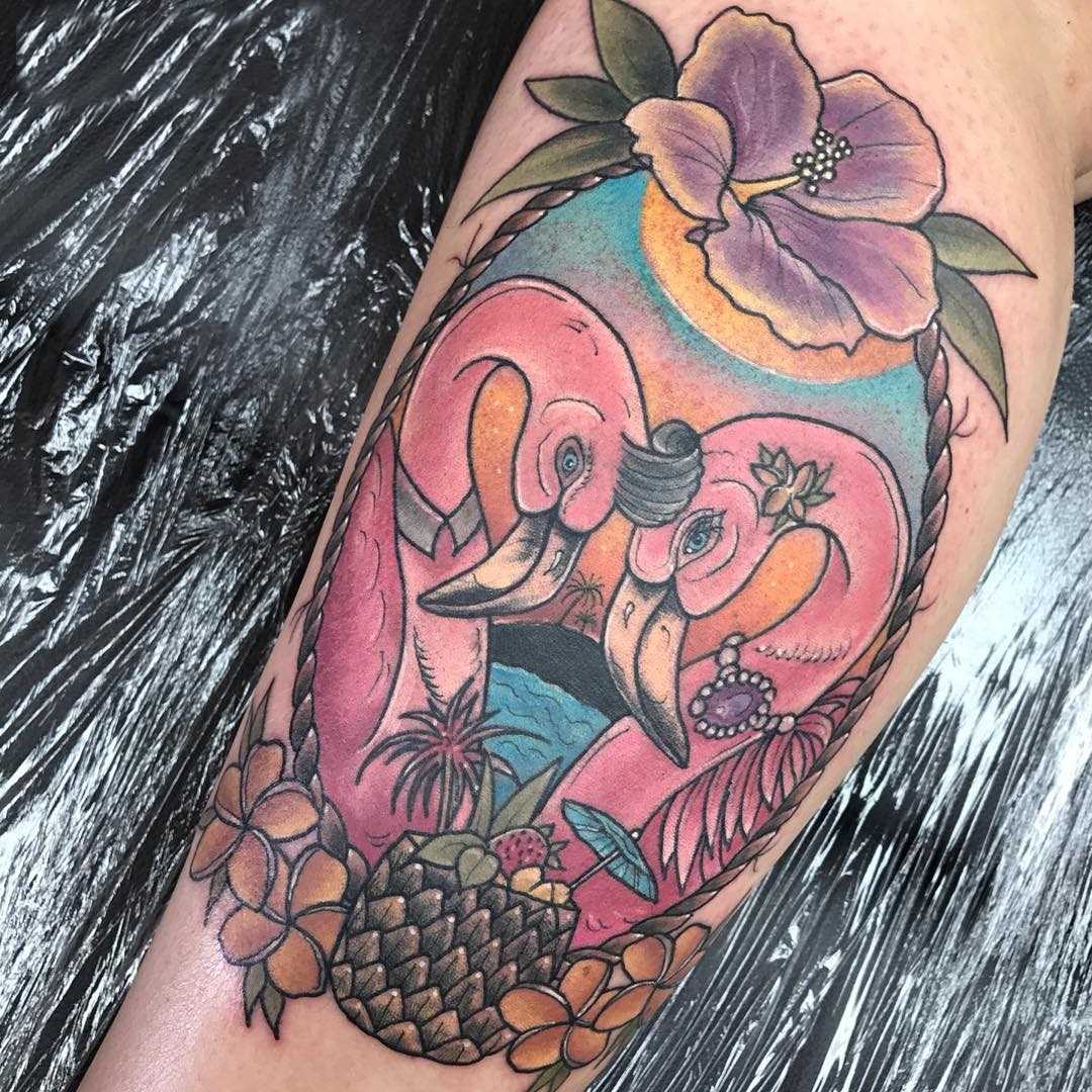 Tatuagem de dois flamingos sobre a perna da mulher