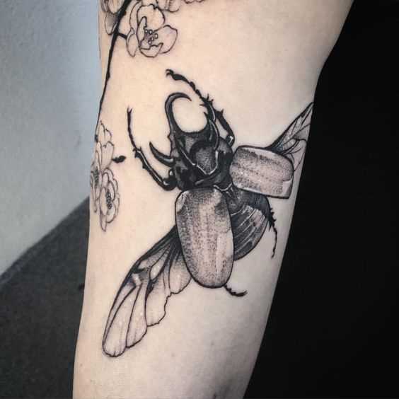 Tatuagem de escaravelho na mão da menina