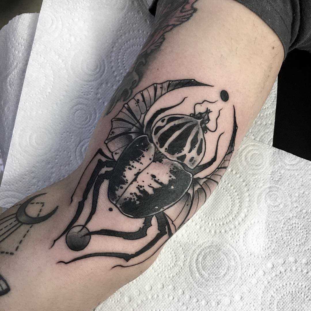 Tatuagem de escaravelho na mão de um cara