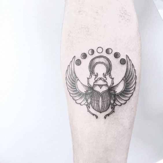 Tatuagem de escaravelho no antebraço cara