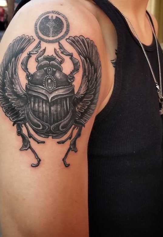 Tatuagem de escaravelho no ombro de homens