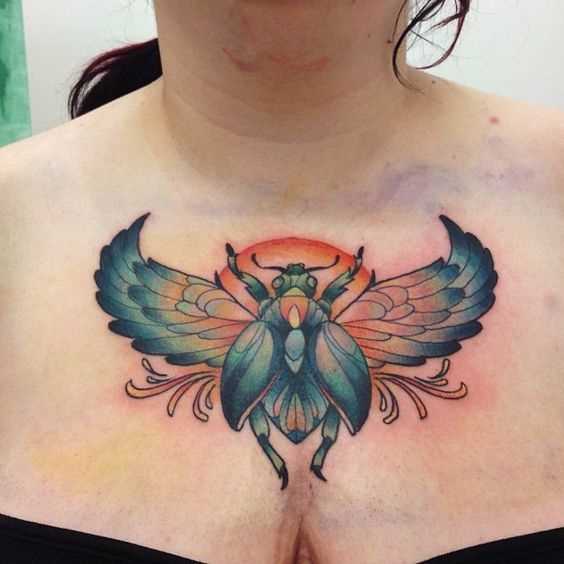 Tatuagem de escaravelho no peito de uma mulher