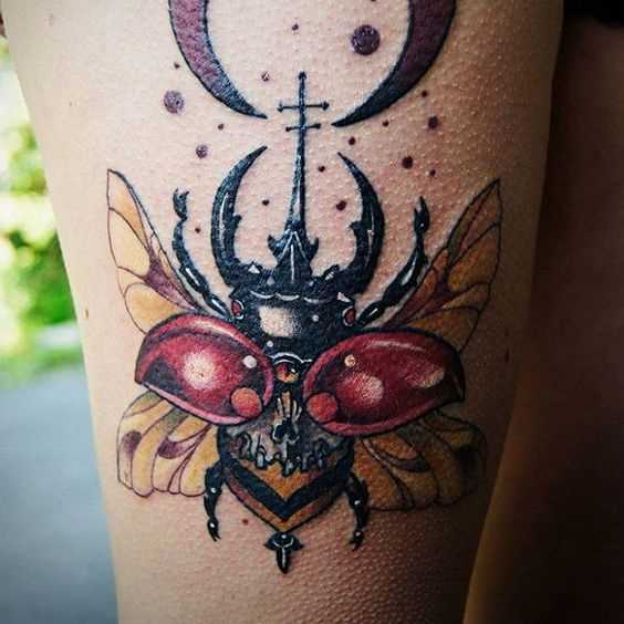 Tatuagem de escaravelho no quadril da mulher