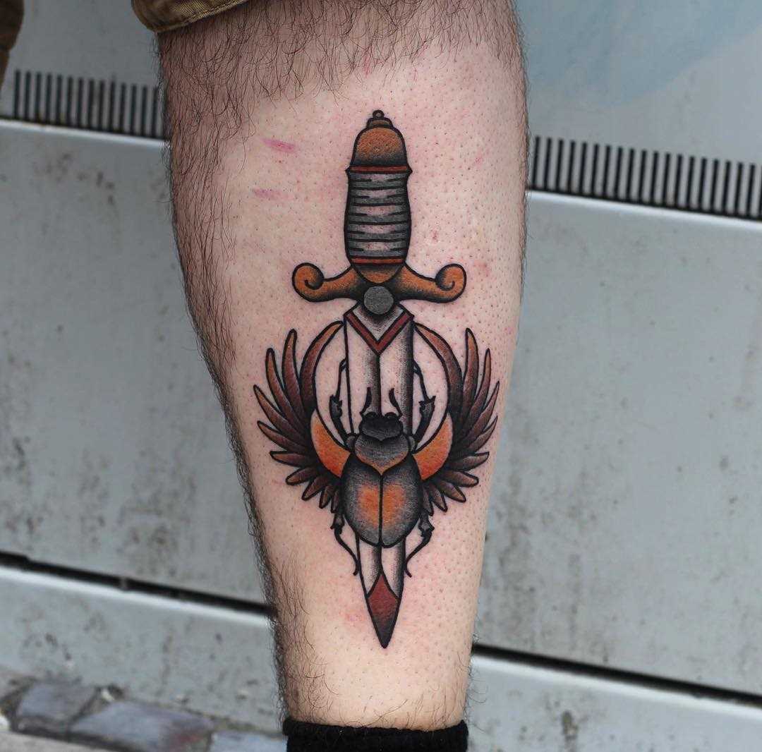Tatuagem de escaravelho sobre a perna de homens