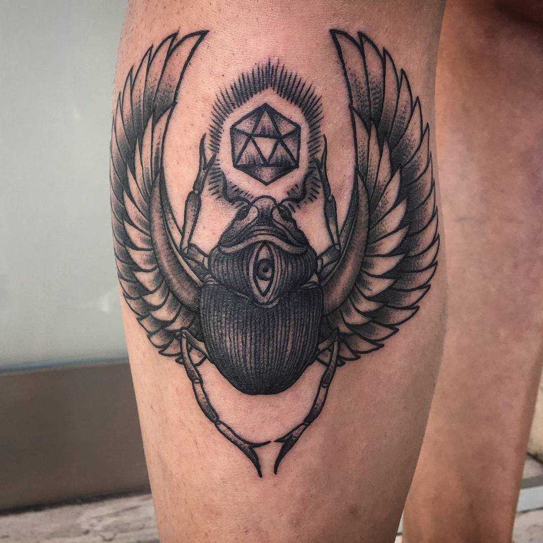 Tatuagem de escaravelho sobre a perna de um cara