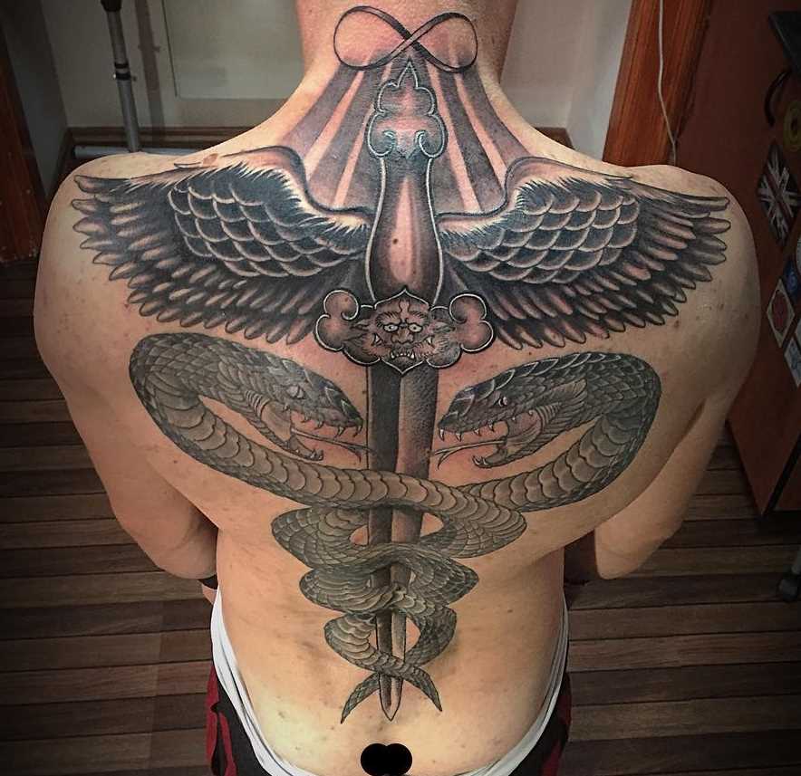 Tatuagem de espada com as asas e com serpentes nas costas de homens