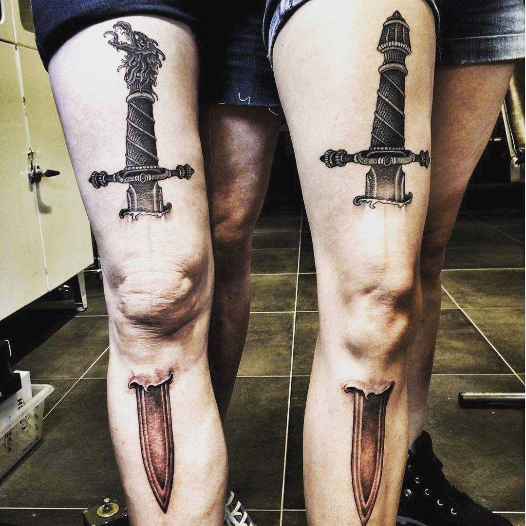 Tatuagem de espada nos pés de meninas