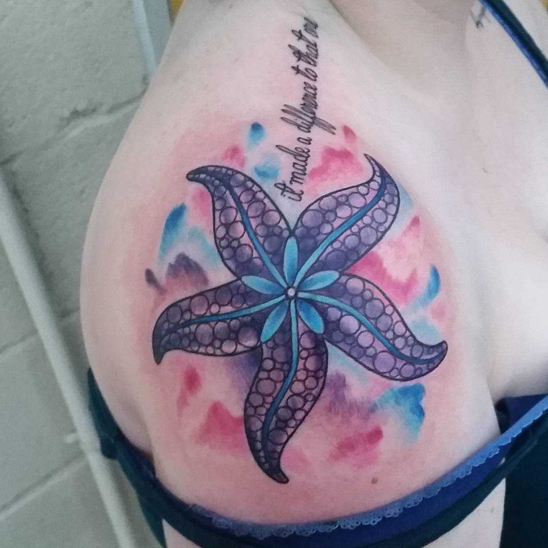 Tatuagem de estrela do mar com a inscrição no ombro da mulher