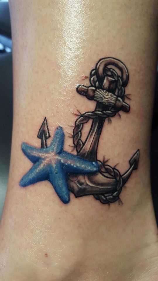 Tatuagem de estrela do mar com uma âncora sobre a perna da menina