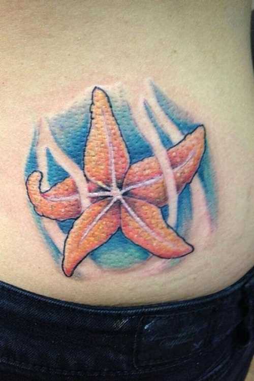 Tatuagem de estrela do mar nas costas da mulher