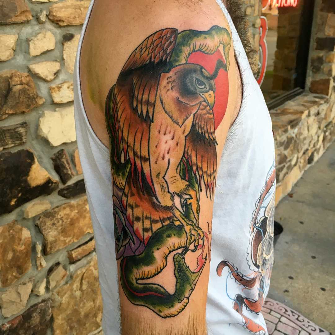 Tatuagem de falcão com a serpente no ombro de homens