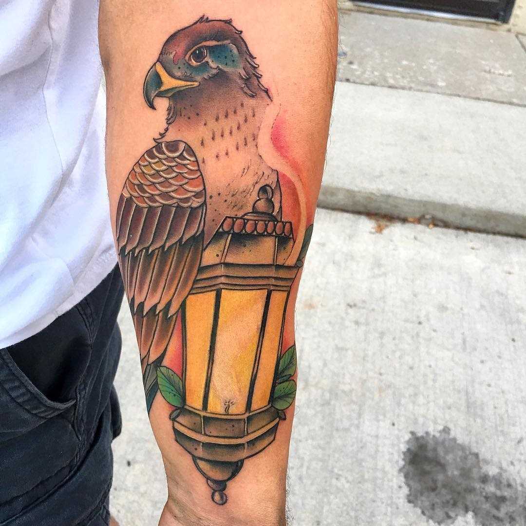 Tatuagem de falcão com uma lanterna no antebraço homens