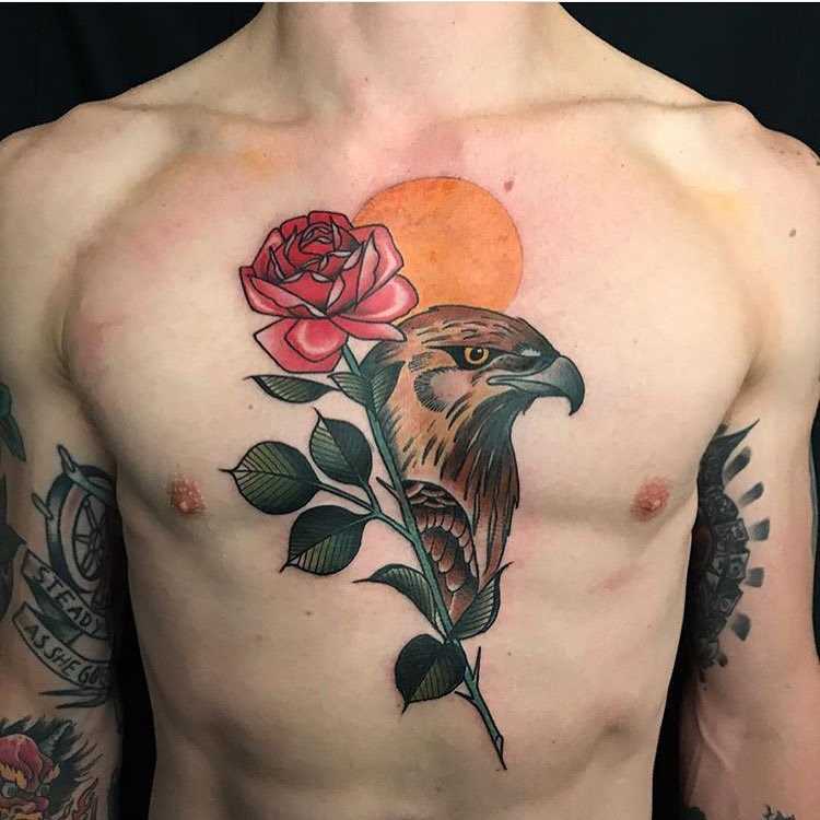 Tatuagem de falcão com uma rosa no peito do cara