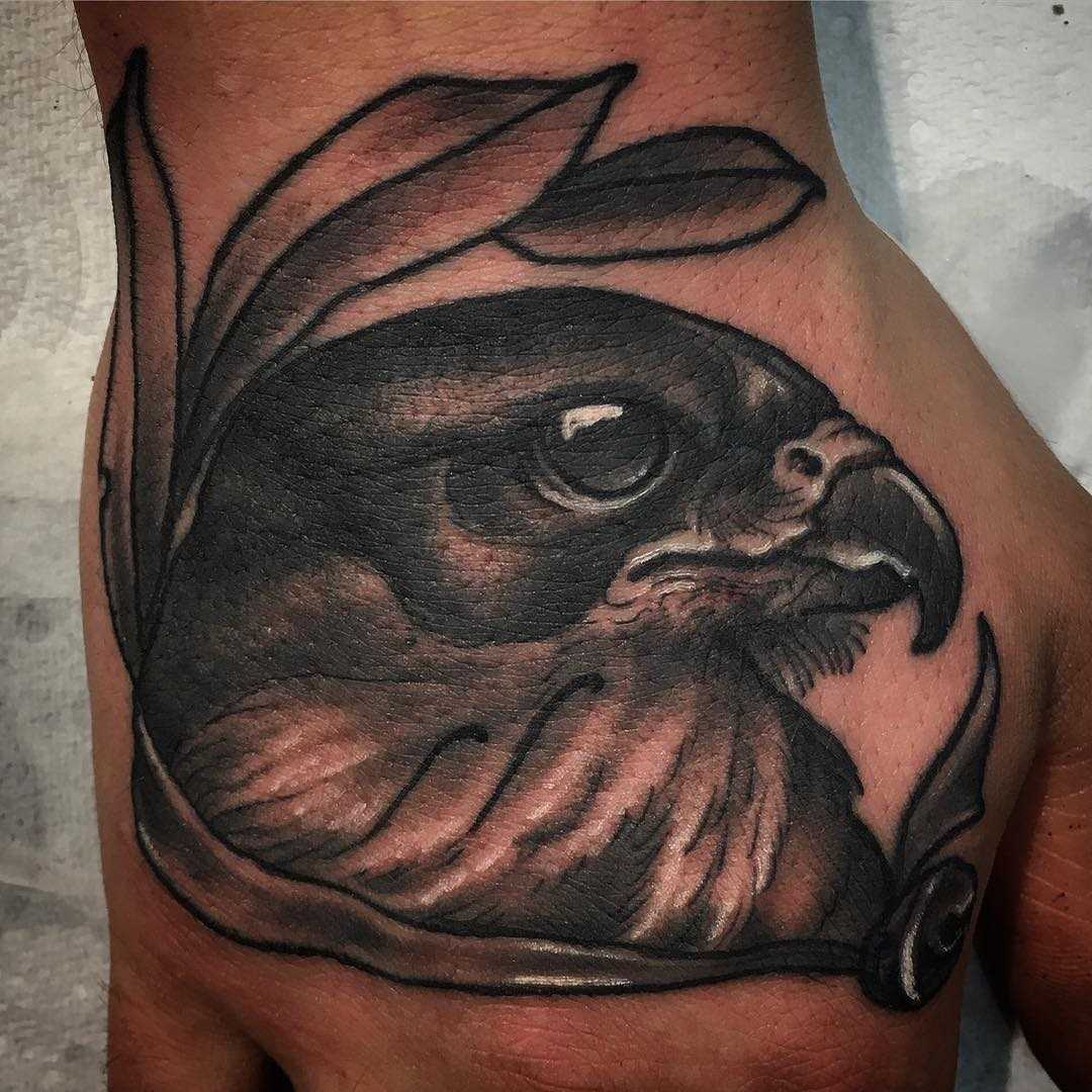 Tatuagem de falcão no pincel cara