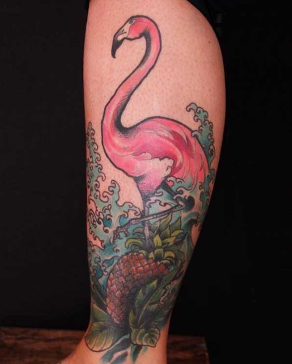 Tatuagem de flamingos com abacaxi sobre a perna da menina