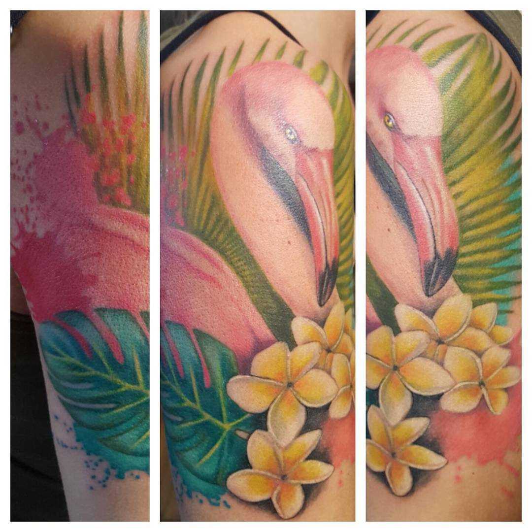 Tatuagem de flamingos com flores no ombro da menina