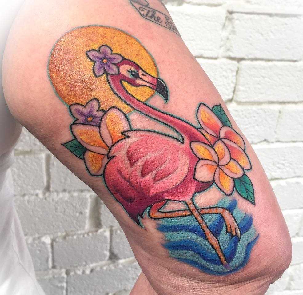 Tatuagem de flamingos na mão da menina