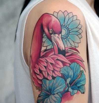 Tatuagem de flamingos no ombro de homens