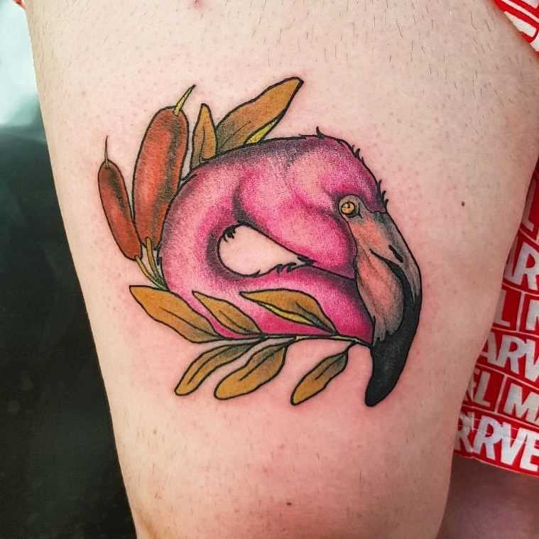 Tatuagem de flamingos no quadril cara
