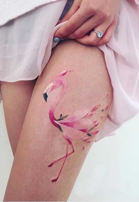 Tatuagem de flamingos no quadril da menina