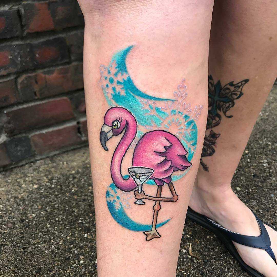 Tatuagem de flamingos sobre a perna da mulher