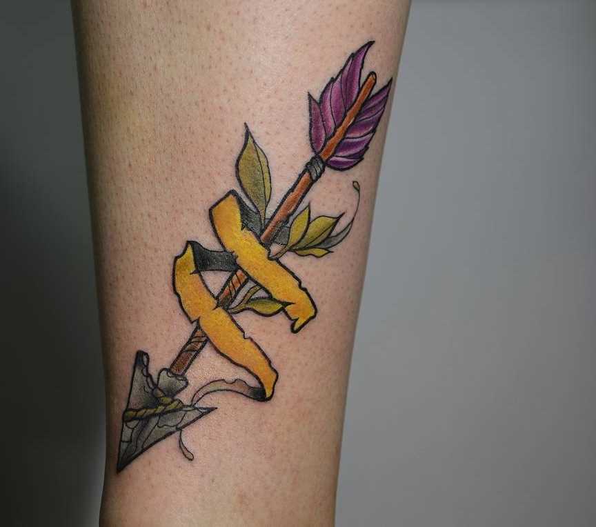 Tatuagem de flechas sobre a perna da menina