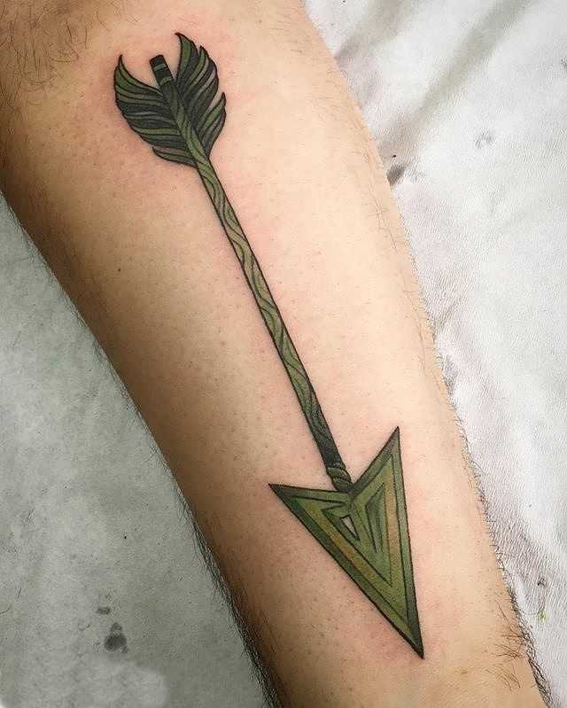 Tatuagem de flechas sobre a perna de homens