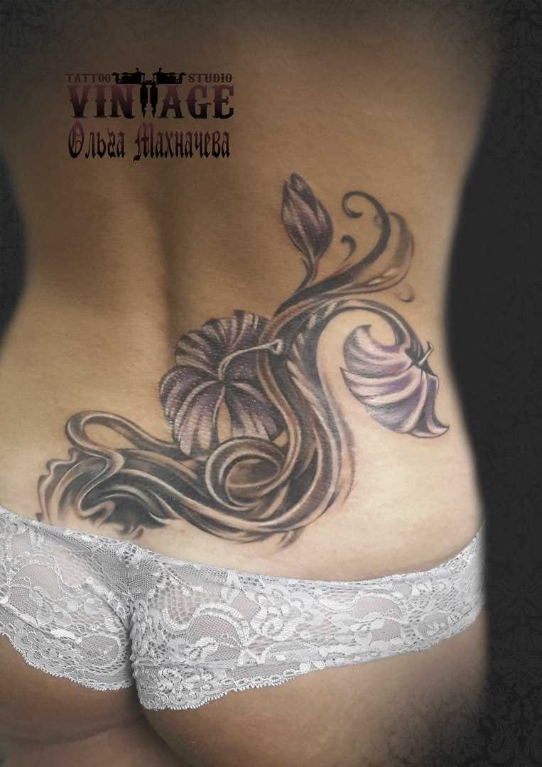 Tatuagem de flor na parte de trás da menina